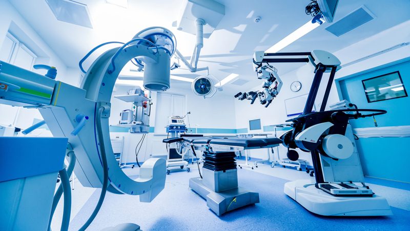 غرفة عمليات مجهزة بمعدات طبية حديثة من توريدات التراضي